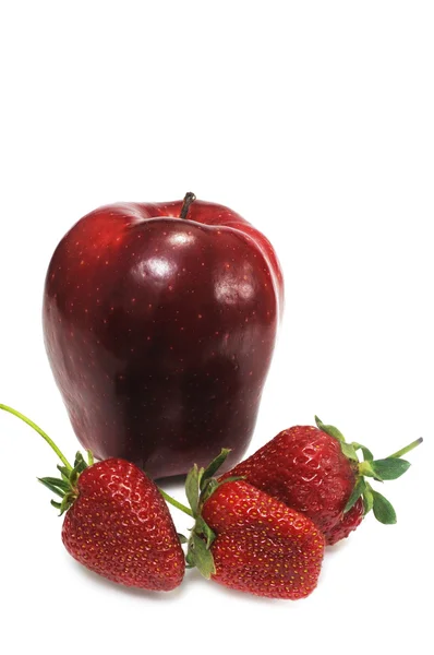 Яблоко с тремя клубничными — стоковое фото