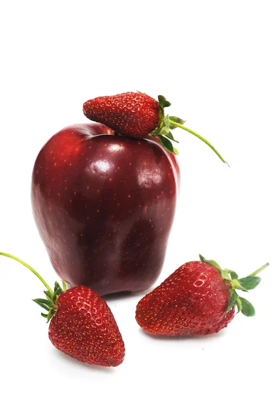 Apple se třemi zralé jahody — Stock fotografie