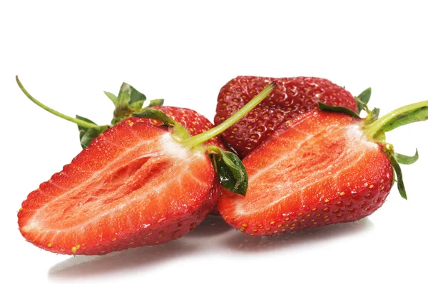 Wenige halbe Erdbeeren — Stockfoto
