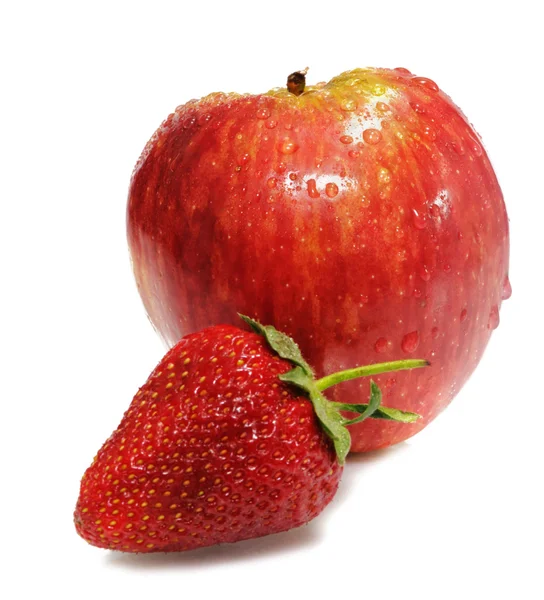 Dojrzałe jabłko z truskawkami — Zdjęcie stockowe