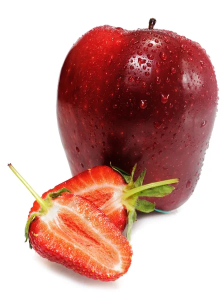Połowę truskawek z jabłkiem — Zdjęcie stockowe