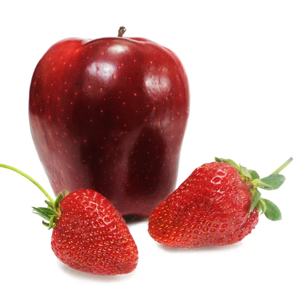 Apfel mit zwei Erdbeeren — Stockfoto