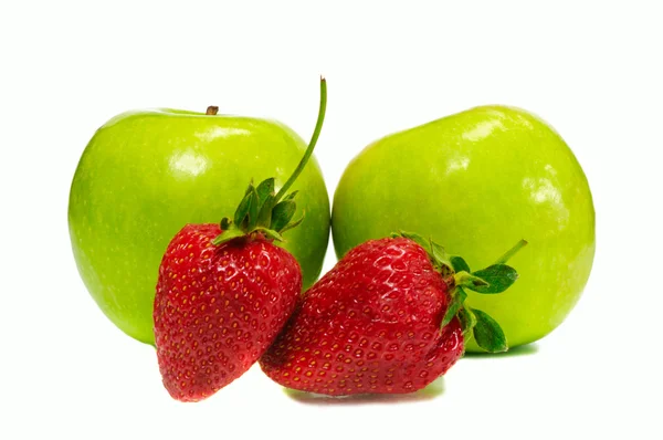 与苹果公司的两个草莓 — 图库照片