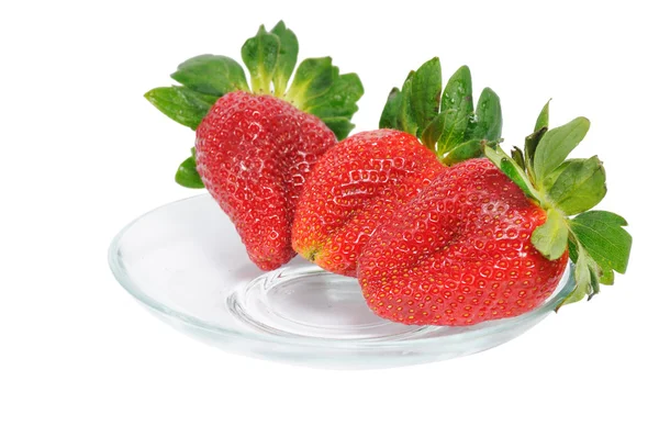 Τρεις ώριμες φράουλα στο πιάτο — Φωτογραφία Αρχείου