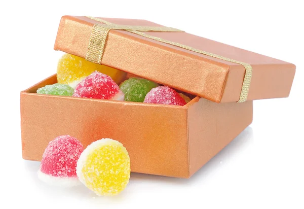 Дві фруктові цукерки лежать біля коробки — стокове фото