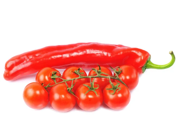Peperone rosso grande con pochi pomodori rossi — Foto Stock