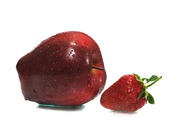 Jahody s červeným zralé jablko — Stock fotografie