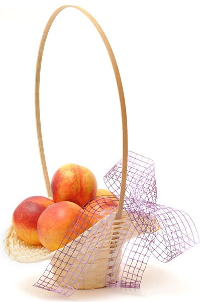 Nectarinas en cesta — Foto de Stock