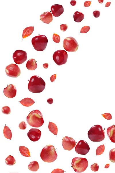 Fliegende rote Äpfel und fallende Blätter — Stockfoto