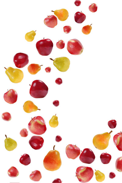Много летящих красных яблок и разноцветных груш
