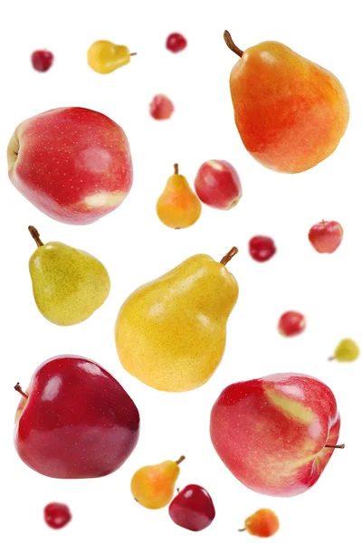 Manzanas rojas voladoras y peras coloridas —  Fotos de Stock