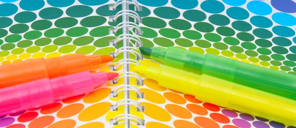 Marcadores y cuaderno de colores —  Fotos de Stock