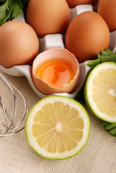 Яйцо с лимоном — стоковое фото
