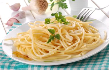 Sarımsaklı ve yağlı spagetti.