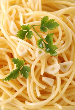 Sarımsaklı ve yağlı spagetti.