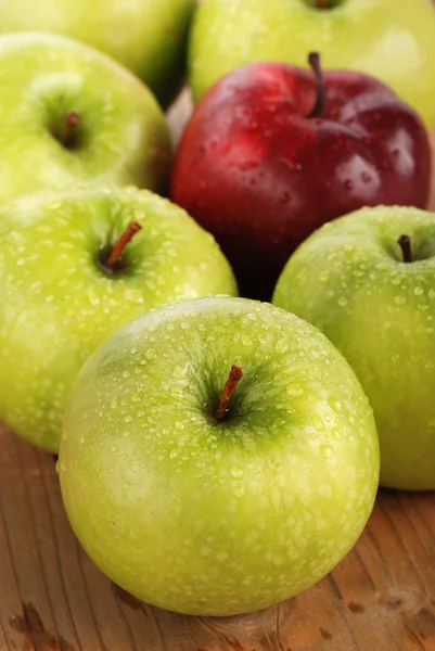 Zielone Jabłuszko z czerwonym jabłkiem — Zdjęcie stockowe