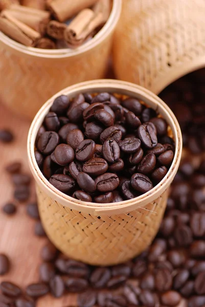 Grãos de café em cesta pequena — Fotografia de Stock
