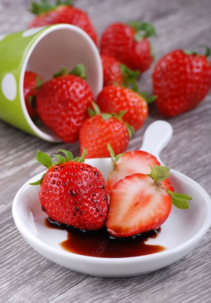 발사믹 식초와 딸기 — 스톡 사진