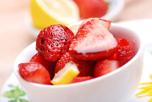 草莓和柠檬 — 图库照片