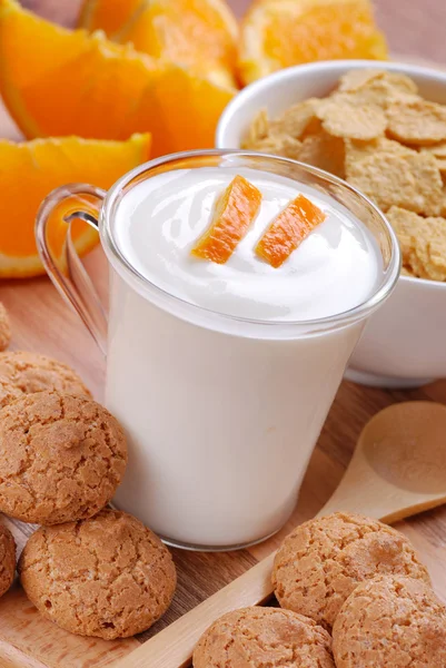 Оранжевый йогурт — стоковое фото