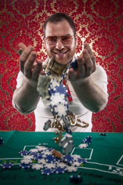 mutlu blackjack kazanan parayı havaya fırlatır.