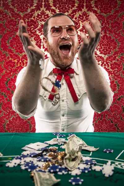 Homem feliz fica rico no Blackjack — Fotografia de Stock