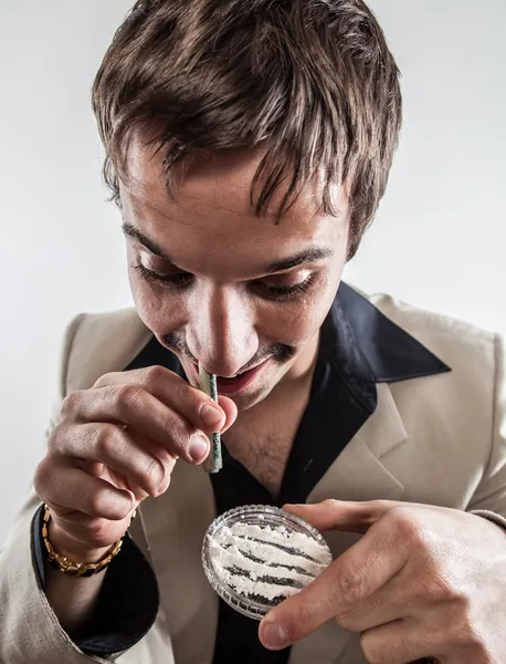 Кокаин нюхает человек с золотыми часами . — стоковое фото