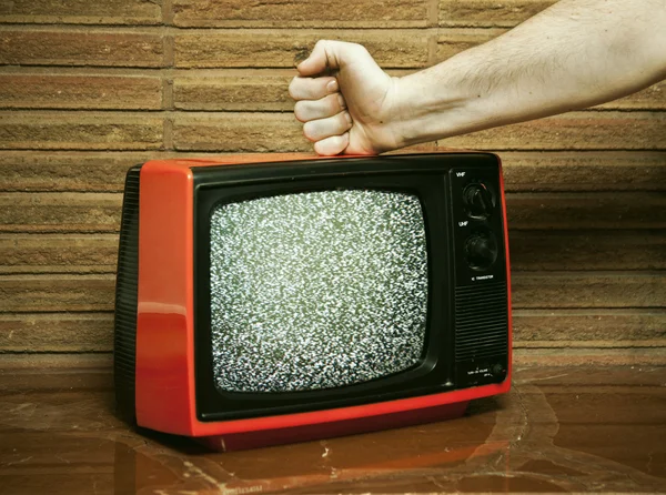 Punho esmagando uma TV — Fotografia de Stock