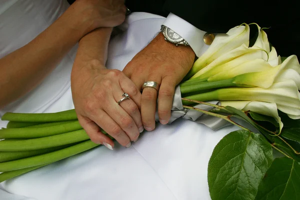 Appena sposati coppia Holding mani Wedding Bouquet — Foto Stock