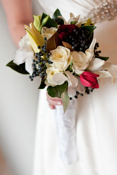 Schöner Rosenstrauß, der von der Braut gehalten wird — Stockfoto