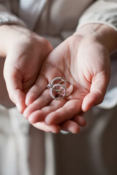 Matka nevěsty drží snoubenců snubní prsteny — Stock fotografie