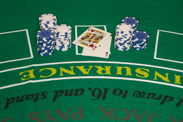Stapel blauer und weißer Pokerchips auf dem Kartentisch — Stockfoto