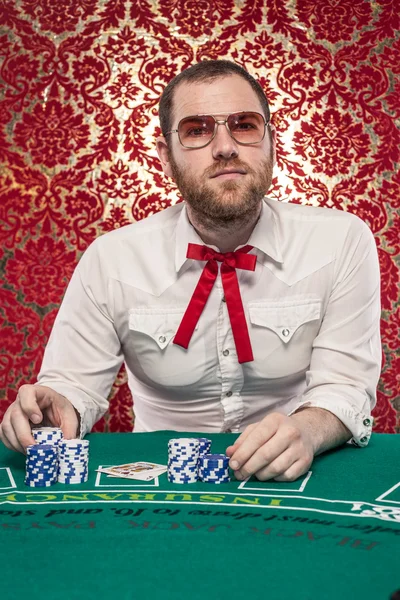 Hombre jugando al blackjack usando gafas, Texas Tie —  Fotos de Stock