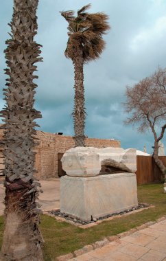 Harabeleri antik Romen harbor, caesarea, İsrail .