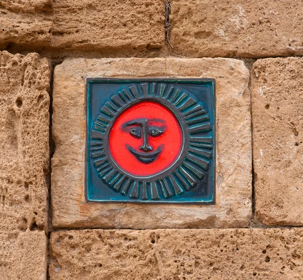 Das rote Symbol an der Wand eines Lächelns — Stockfoto