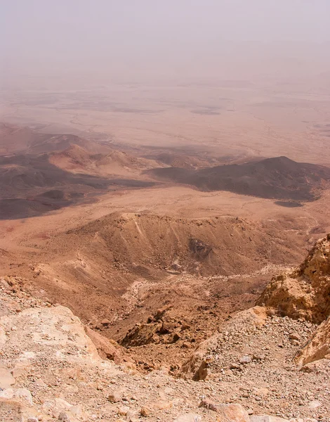 查看对在以色列内盖夫沙漠中的雷蒙火山口. — 图库照片