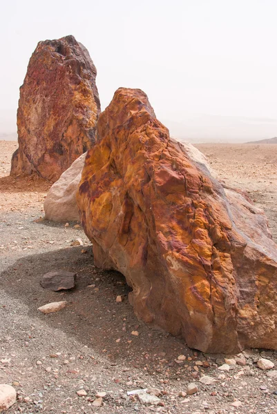 Pedras na cratera Mizpe Ramon - deserto de Negev — Fotografia de Stock