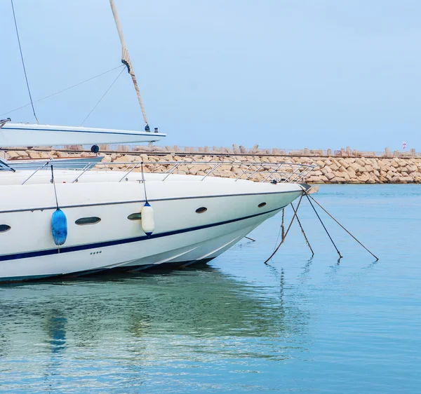 Yacht in the harbor standing on an anchor — Stock Photo, Image