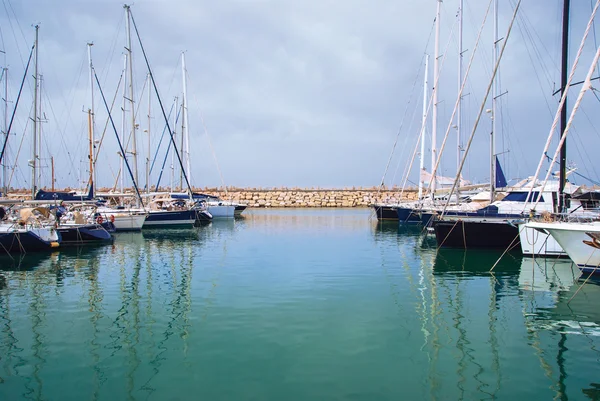 Båtar i hamnen står på ett ankare — Stockfoto
