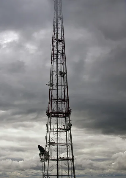 Lviv tv-radio sändare tower, natt, mycket nebulosor, grå — Stockfoto