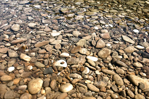 Kayalar sığ gölet — Stok fotoğraf