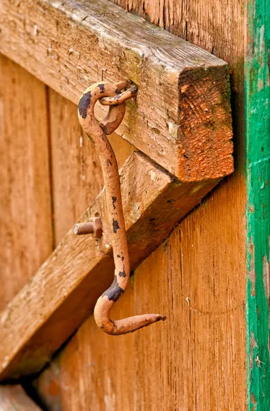 Na drzwi drewniane stary zamek hak z bliska — Zdjęcie stockowe