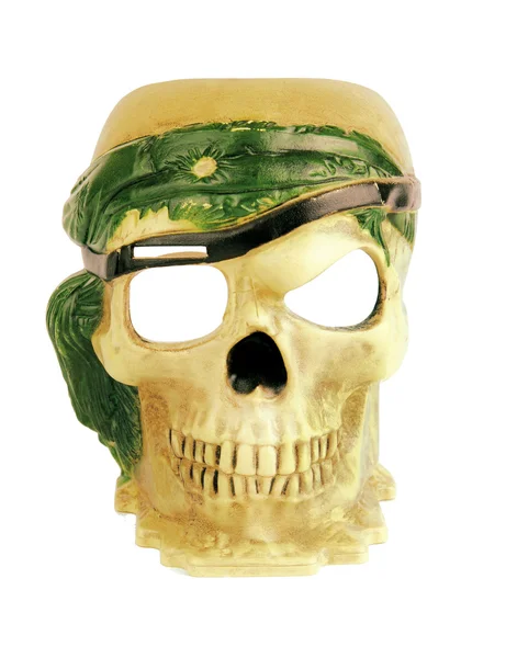 Cráneo del pirata sobre un fondo blanco —  Fotos de Stock