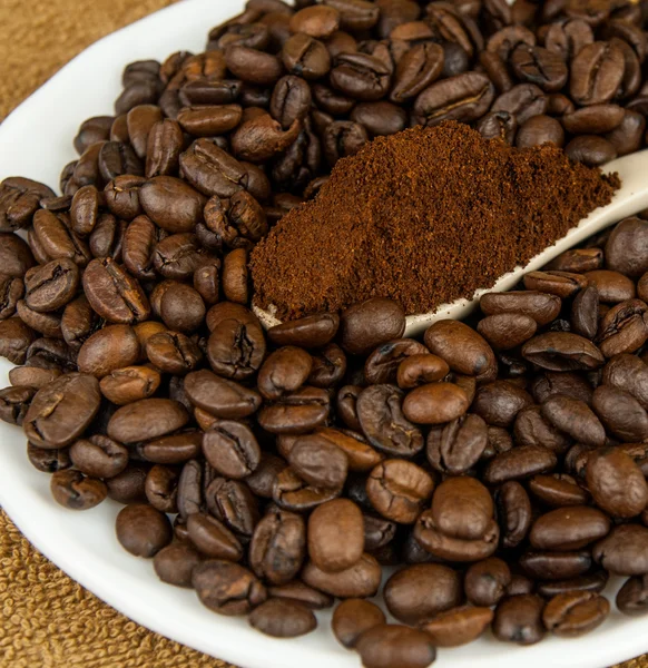 Kahve çekirdekleri ve bir kaşık içinde çekilmiş kahve. — Stok fotoğraf