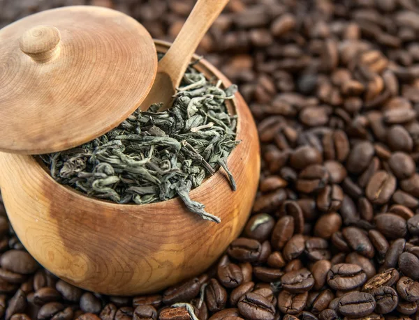 Кофейные бобы и зеленый чай — стоковое фото