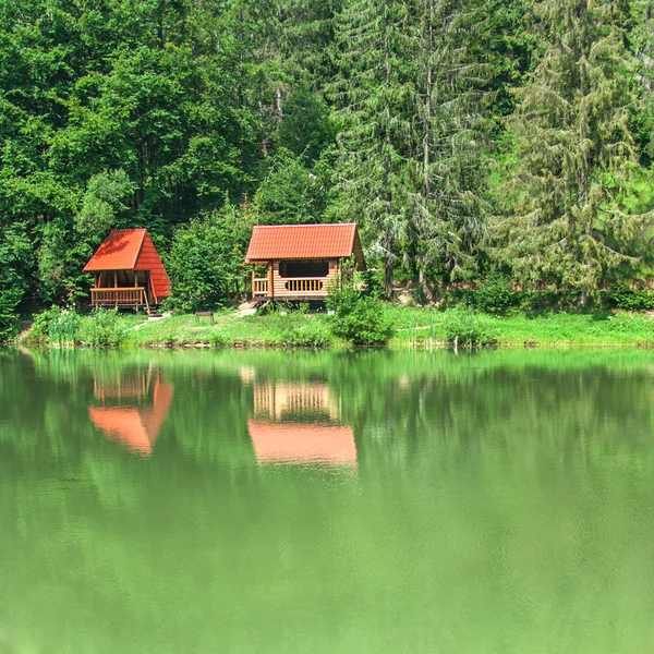 Schönes Holzhaus in der Nähe des Flusses — Stockfoto