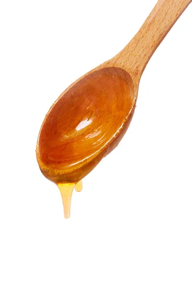 Colher de madeira com mel isolado — Fotografia de Stock