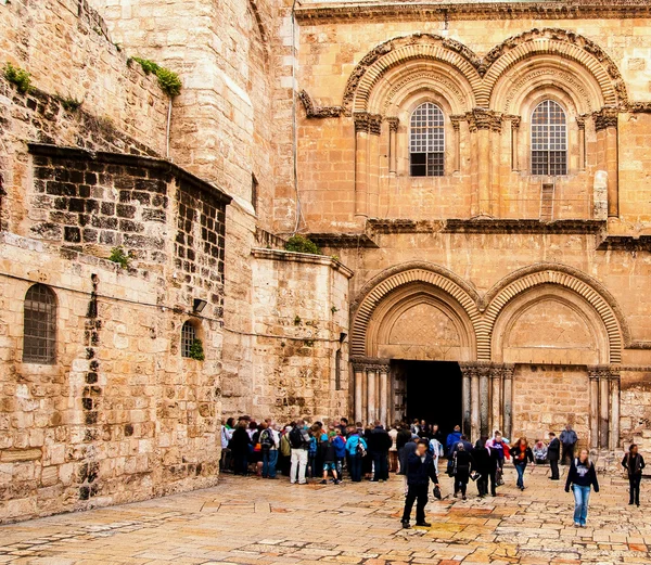 Huvudingången till kyrkan av den heliga graven i jerusalem — Stockfoto