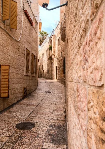 Un callejón en la ciudad vieja de Jerusalén . — Foto de Stock