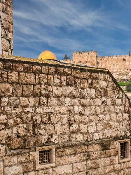 Gamla jerusalem Visa - klagomuren och gyllene kupol i moskén omar — Stockfoto
